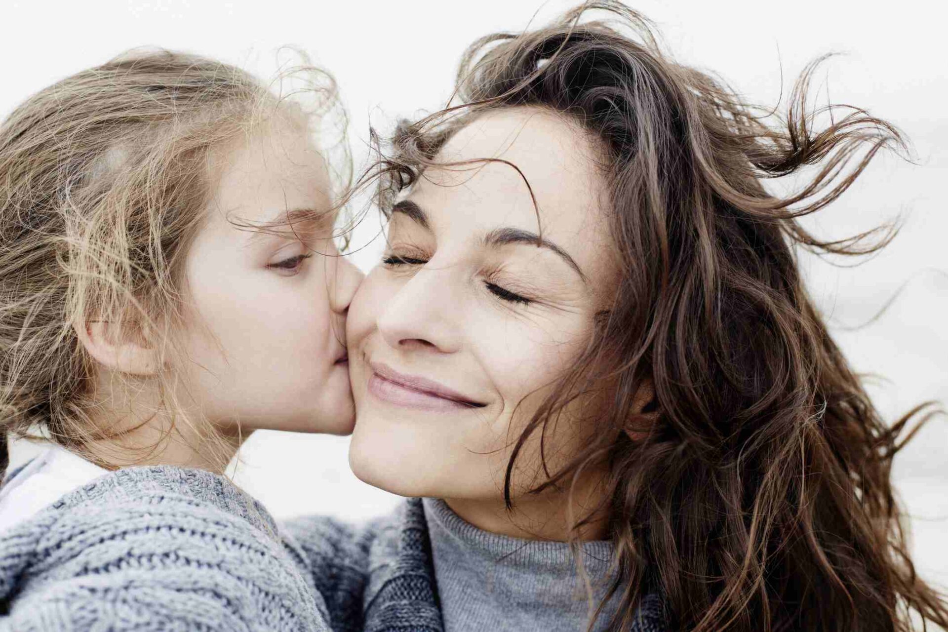 Примирение с дочерью. Мама и дочь объятия. Счастливая мама с дочкой. Мама целует. Улыбка матери.