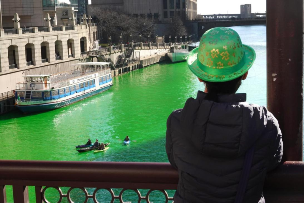 El río de Chicago se tiñe de verde para celebrar San Patricio - Venus Media