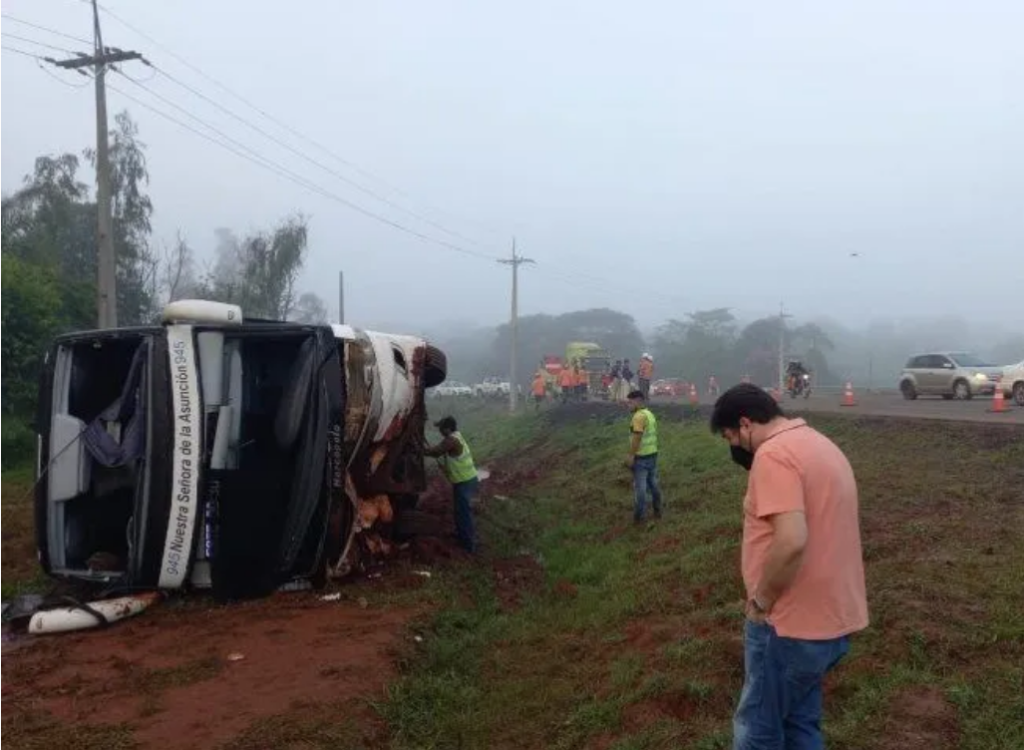 Vuelco de bus dejó dos personas muertas en Caaguazú - Venus Media